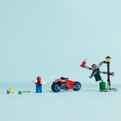 Конструктор Погоня на мотоциклах Людина-Павук vs. Доктор Восьминіг LEGO Super Heroes 76275