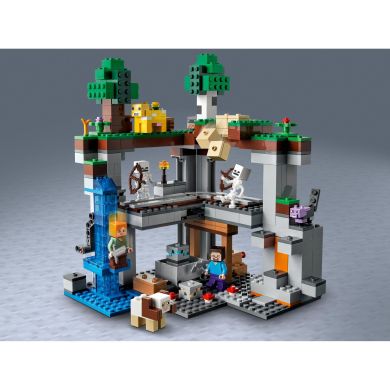 Конструктор LEGO Minecraft Первое приключение 542 детали 21169