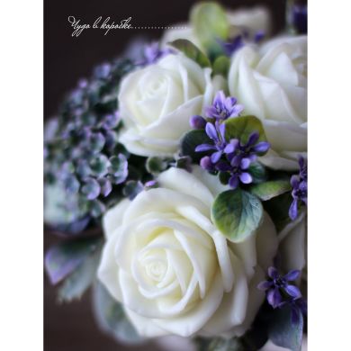 Букет з мила білих троянд з фіалками та гортензиею в чашці в целофані Green boutique 67