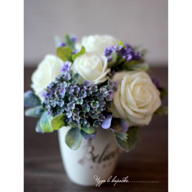 Букет з мила білих троянд з фіалками та гортензиею в чашці в целофані Green boutique 67
