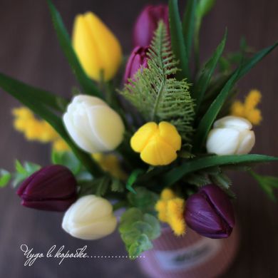 Букет з мила Green boutique тюльпани 9 штук біло-жовто-фіолетові з мімозою 47