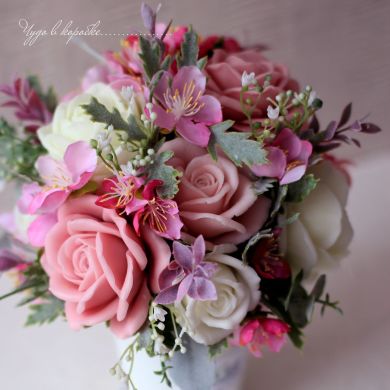 Букет з мила Ніжність білі та рожеві троянди в високій вазі у кубі Green boutique 62