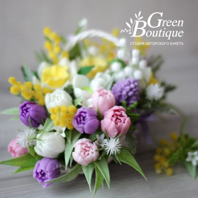 Сувенірна композиція в плетеному кошику з весняними квітами Green boutique 118