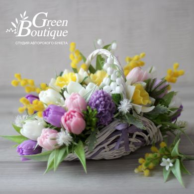 Сувенирная композиция в плетеной корзине с весенними цветами Green boutique 118