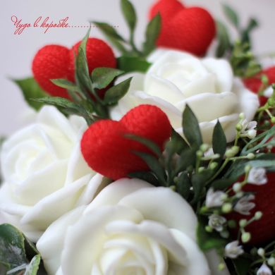 Букет з мила полуниця та білі троянди Green boutique 60