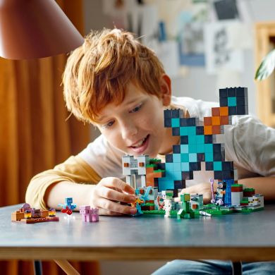 Конструктор LEGO Minecraft Форпост із мечем 427 деталей 21244
