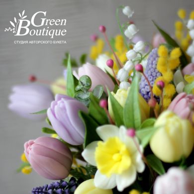 Сувенірна композиція в у дерев'яному кашпо з весняними квітами велика Green boutique 119