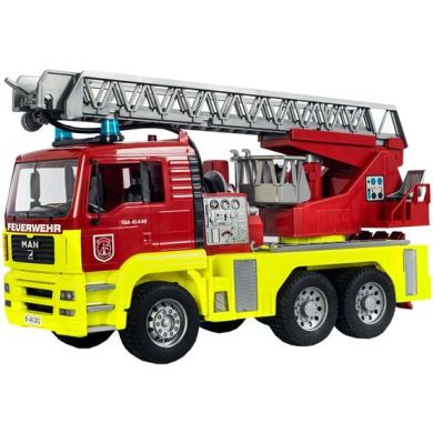 Машинка-пожарная MAN TGA с лестницей, водяным насосом и светозвуковые модулем, в комплект с шлемом Bruder 01760