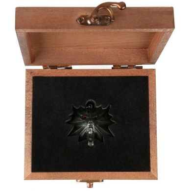 Медальйон з LED-підсвічуванням Witcher 3: Wild Hunt Medallion and Chain with LED Eyes у дерев'яному боксі 85527
