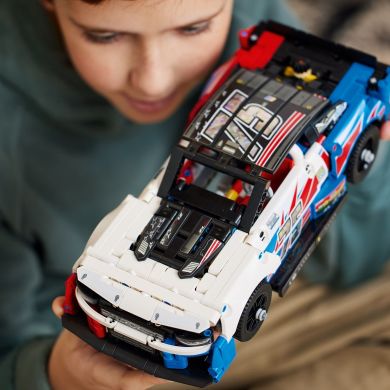 Конструктор NASCAR® Next Gen Шевроле Camaro ZL1 LEGO TECHNIC 672 детали 42153