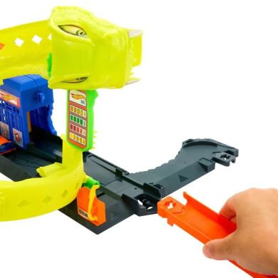 Игровой набор Спиральная атака Змеи серии Опасные создания Hot Wheels JBM63