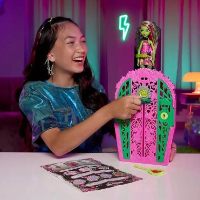 Набор-сюрприз Ужас-секреты Венеры серии Цвет и тьма Monster High HYT75