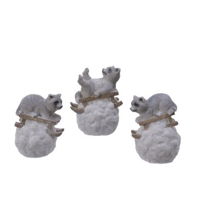 Статуэтка Kaemingk енот на снежке 3 вида в ассортименте 530605