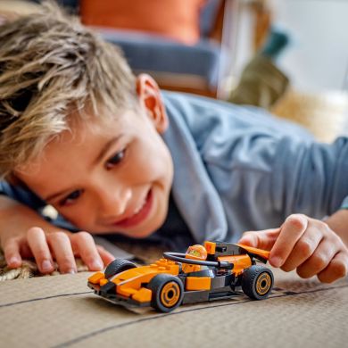 Конструктор Пілот F1 з автомобілем для перегонів команди McLaren LEGO City 60442