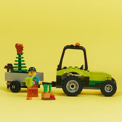 Конструктор LEGO City Трактор в парке 86 деталей 60390