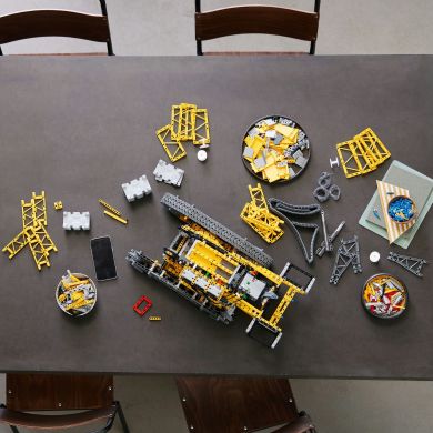 Конструктор LEGO Technic Гусеничний підйомний кран Liebherr LR 13000 2883 деталей 42146