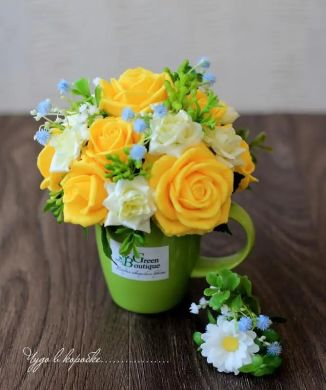 Сувенірна квіткова композиція Жовті троянди в чашці Green boutique 109